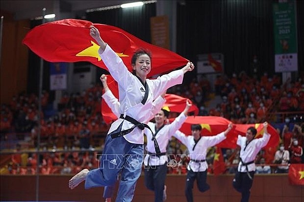 Members of the Vietnamese Taekwondo squad celebrate first gold medal at the poomsae event on the first competition day at SEA Games 31 on May 15, 2022. Photo: VNA