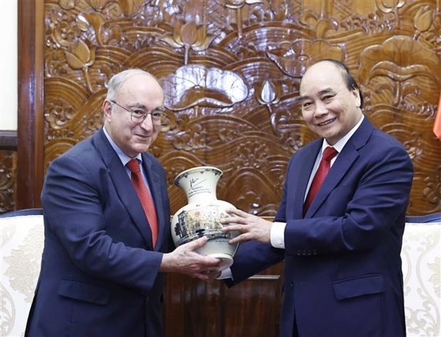 President Nguyen Xuan Phuc (R) presents a souvenir toKambiz Ghawami, President of World University Service (WUS) of Germany in 20. Photo: VNA