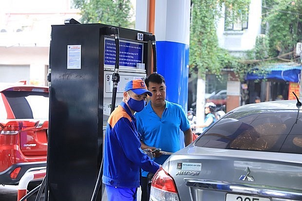 Retail prices of petrol are increased from January 3. Photo: VNA