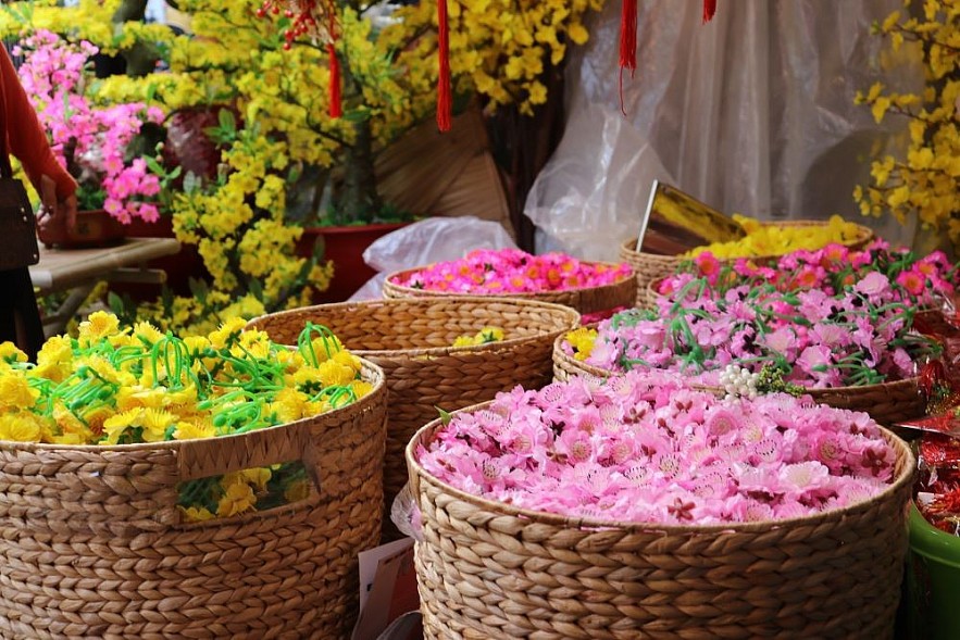 Vietnamese Citizens Head to the Streets for Tet Holiday Shopping