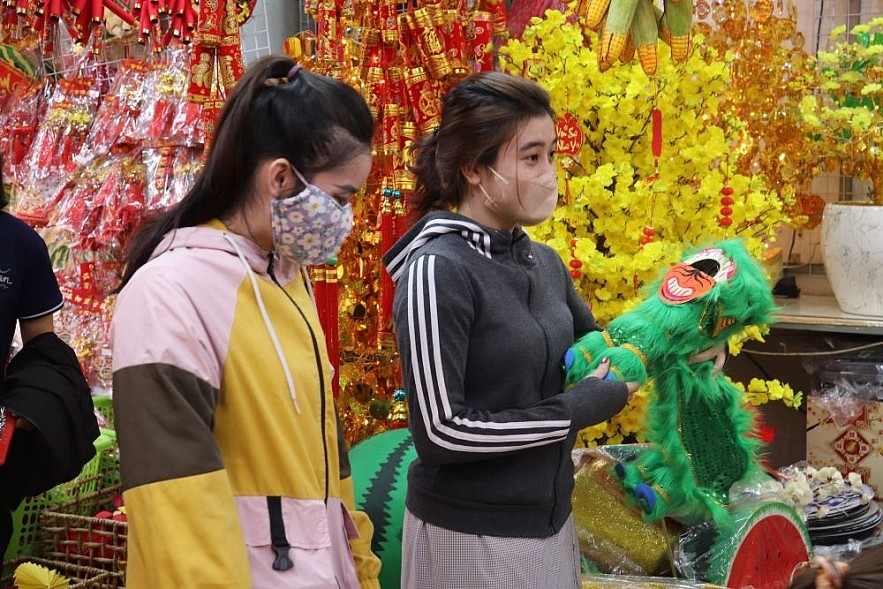 Vietnamese Citizens Head to the Streets for Tet Holiday Shopping