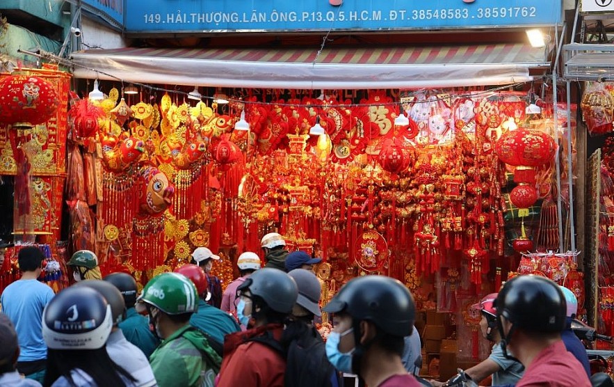 Vietnamese Citizens Head to the Streets for Tet Holiday Shopping