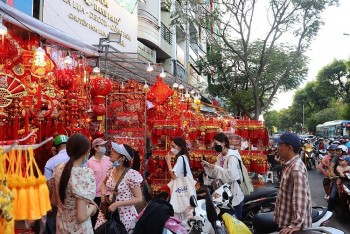 Vietnamese Citizens Head to the Streets for Tet Holiday Shopping