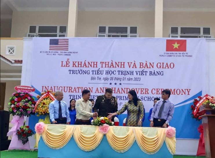 The US government formally hands over the new buildings to Ben Tre. Source: US embassy in Hanoi