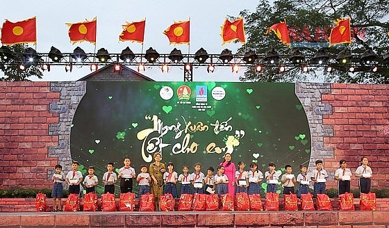 The organization board of the Tet festival 2023 offers Tet gifts to disadvantaged children. Photo: SGGP