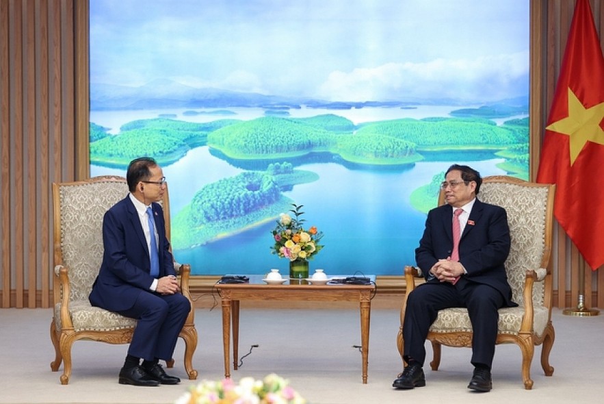 Prime Minister Pham Minh Chinh (R) receives outgoing Cambodian ambassador to Vietnam Chay Navuth, in Hanoi on January 6. Photo: VGP