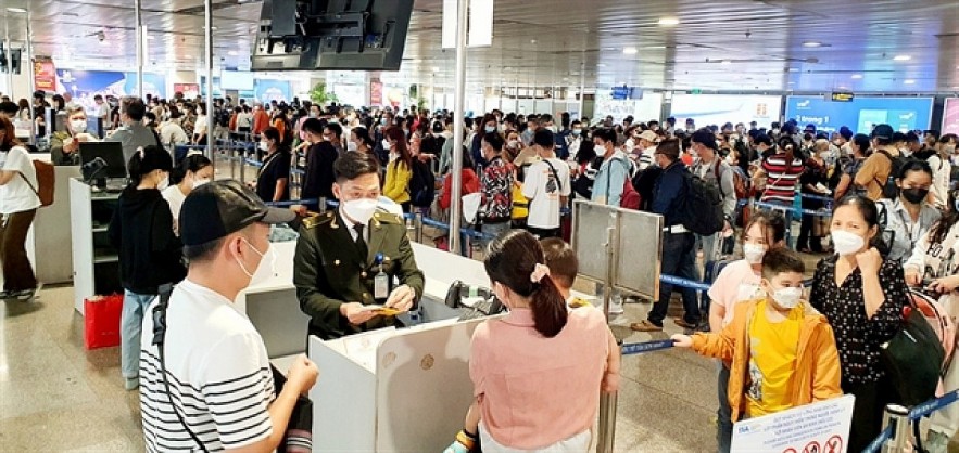 Passengers crowd the security-check area in Tan Son Nhat International Airport ahead of Lunar New Year holiday. Photo: tuoitre.vn