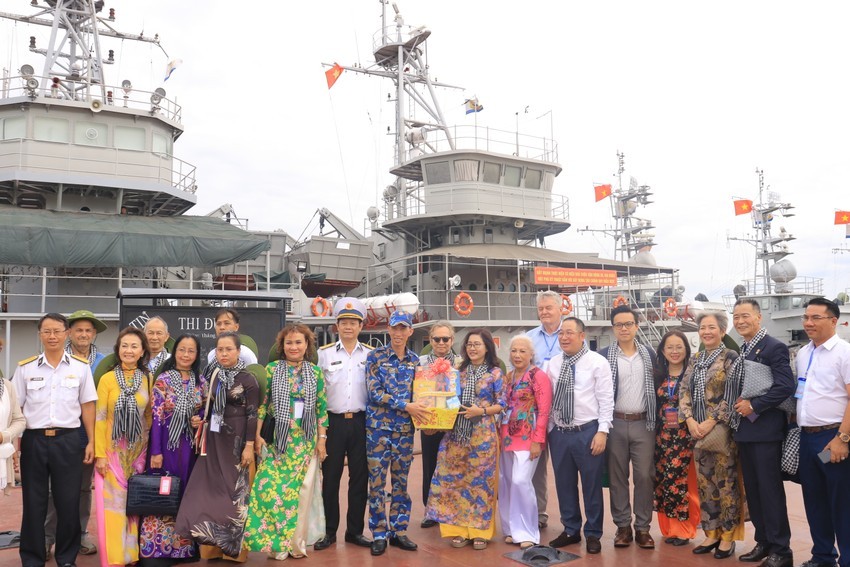 The delegation visited and gave gifts to the officers working on board. Photo: VT