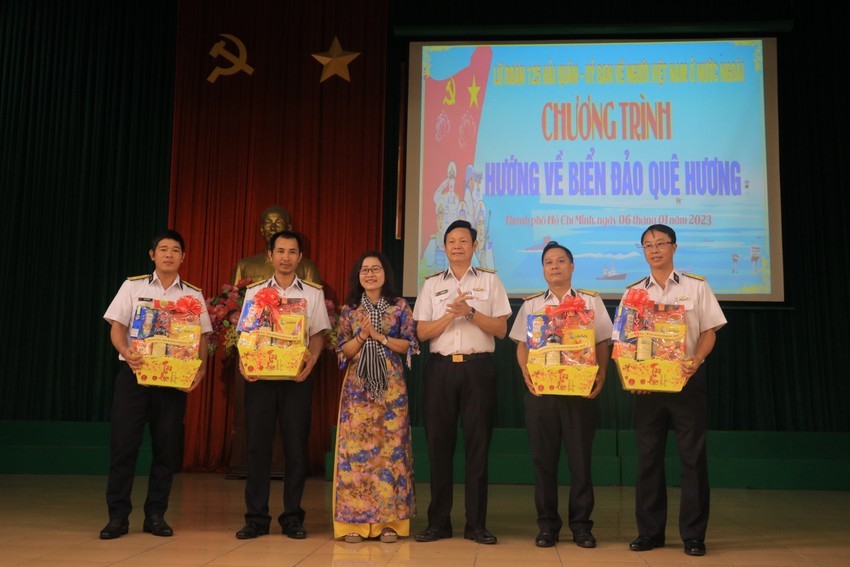 Vice Chairwoman of the Committee on Overseas Vietnamese in Ho Chi Minh City Dinh Thi Phuong Thao presents gifts to the 125th Navy Brigade. Photo: VT