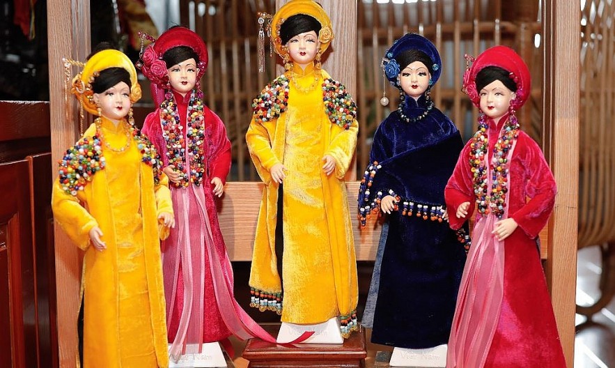 Vietnamese Artist Promotes Traditional Clothes Through Doll Collection