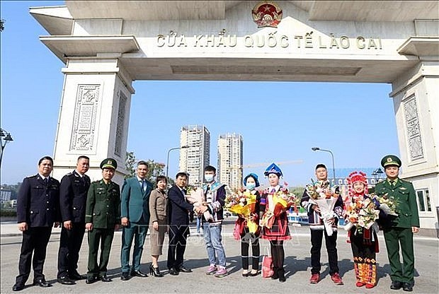 A ceremony marking the resumption of travel across the border was held at the Lao Cai - Hekou international border gate. Source: VNA