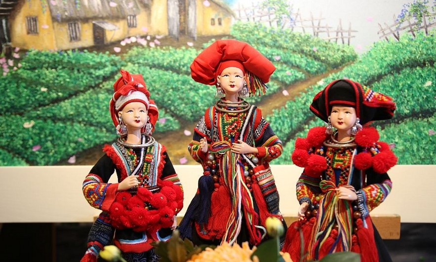 Vietnamese Artist Promotes Traditional Clothes Through Doll Collection