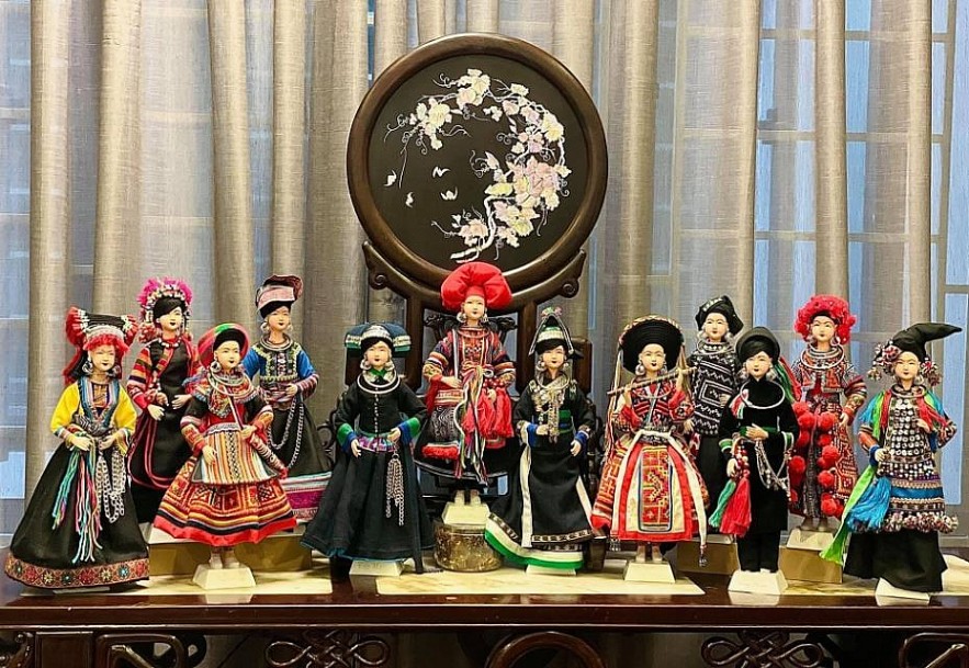 Vietnamese Artist Promotes Traditional Clothes Through Doll Collection