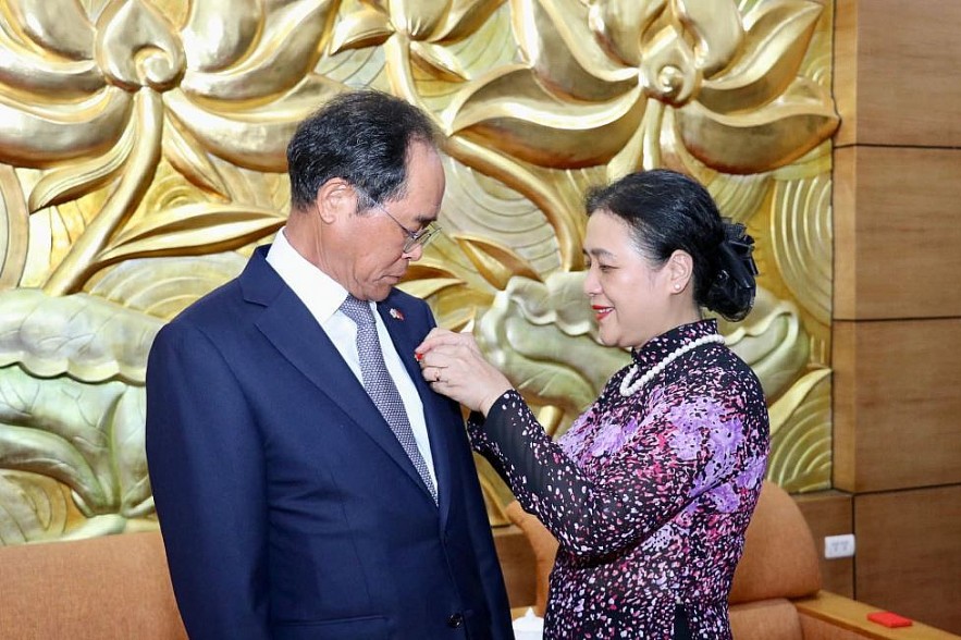 VUFO Presents Friendship Medal to the South Korean Ambassador to Vietnam
