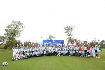 Golf Tournament Connects Overseas English