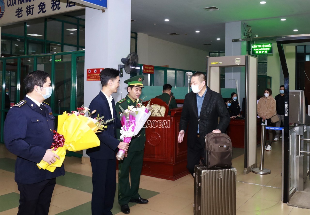 Vietnamese, Chinese Excited about Resuming Entry-Exit Activities