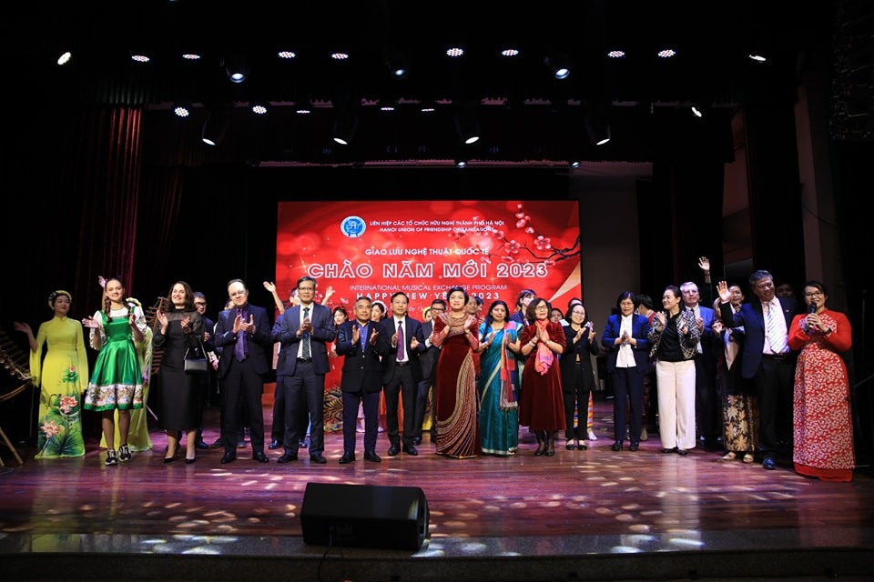 It drew about 300 participants including representatives from the friendship organisations in Vietnam, ambassadors, businesses and students