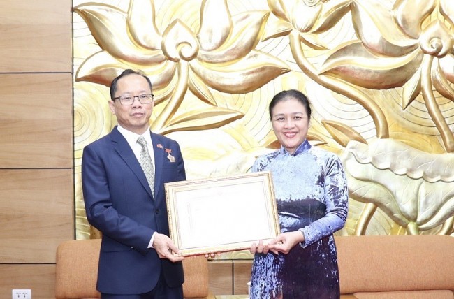 VUFO Presents Insignia to Cambodian Ambassador