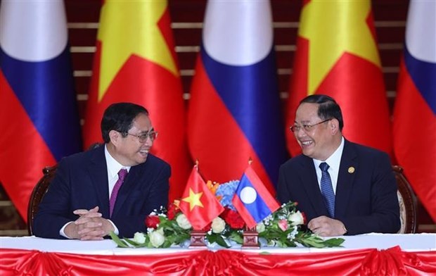PM Pham Minh Chinh and his Lao counterpart Sonexay Siphandone at a ceremony to sign important agreements between the two countries. Photo: VNA