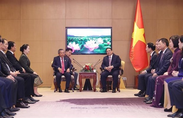 PM Pham Minh Chinh (R) and Chairman of the Laos - Vietnam Friendship Association Boviengkham Vongdara at the meeting in Vientiane on January 11. Photo: VNA