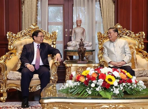 PM Pham Minh Chinh (L) meets with former Party General Secretary and President of Laos Choummaly Sayasone on January 11. Photo: VNA