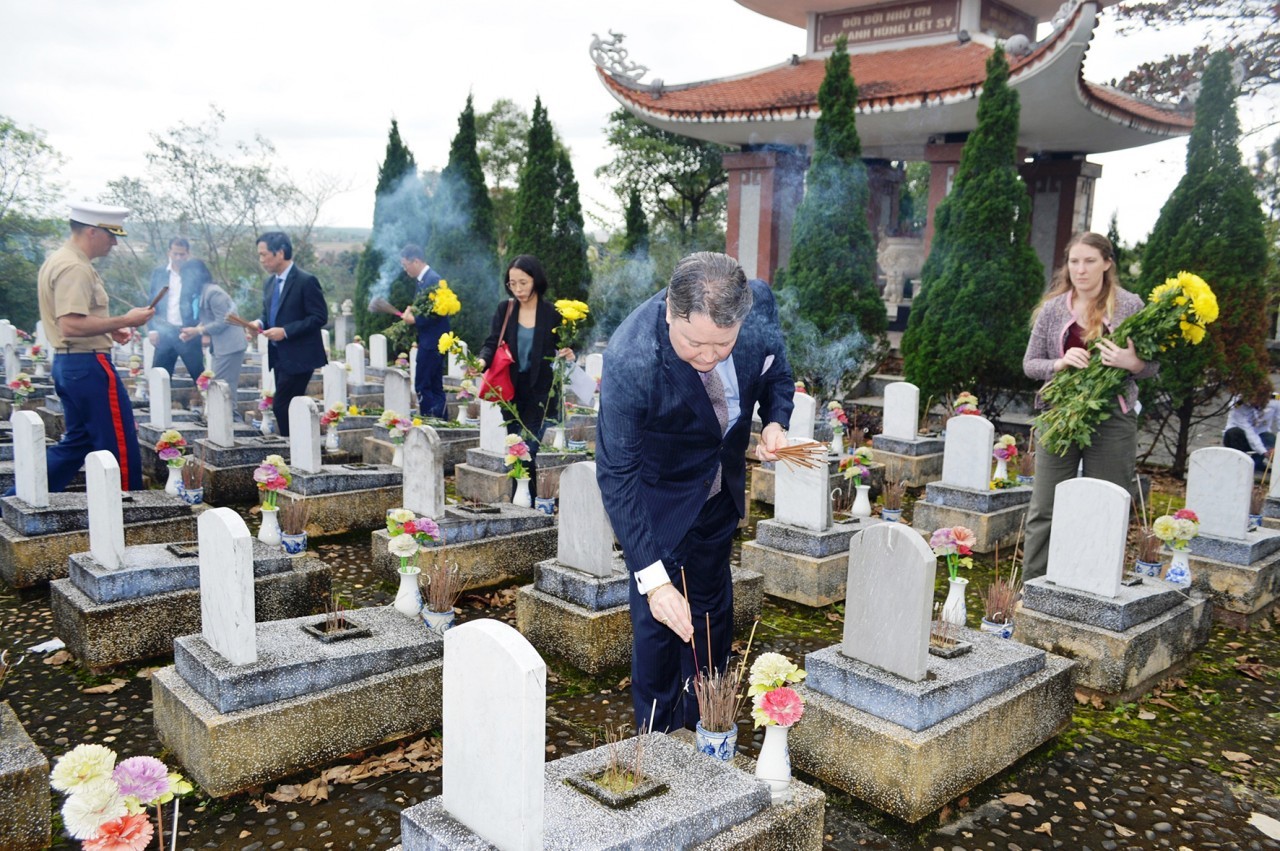 US Ambassador to Vietnam Marc E. Knapper and officials offer incense at the Road 9 National Martyrs Cemetery. Photo: Đ.V