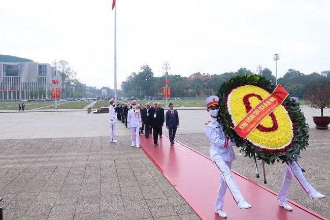 Delegates to the 50th anniversary of the Paris Peace Accord visit Ho Chi Minh Mausoleum
