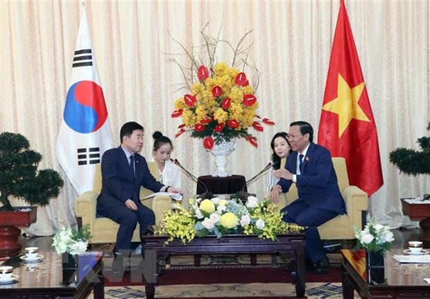 Chairman of the municipal People’s Committee Phan Van Mai (R) and visiting Speaker of the Republic of Korea's National Assembly Kim Jin-pyo. Photo: VNA