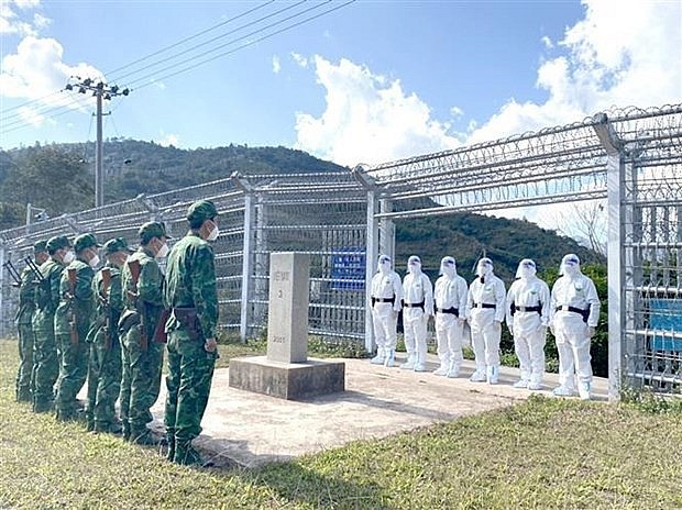 Vietnamese border guards and Chinese ones conduct a joint patrol on January 12. Photo: VNA