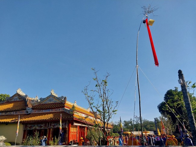 Hue City Reenacts Neu Pole Erecting Ceremony at Imperial Citadel