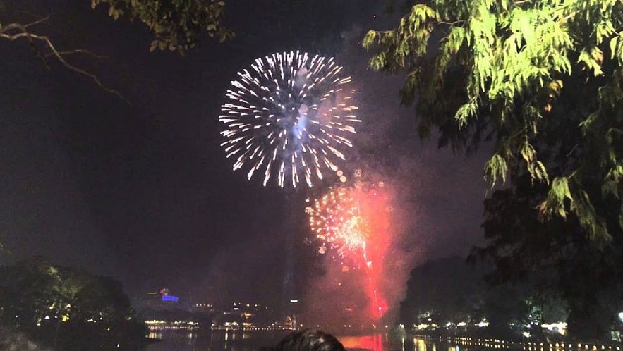 Ideal Fireworks Viewing Spots for Young People in Hanoi