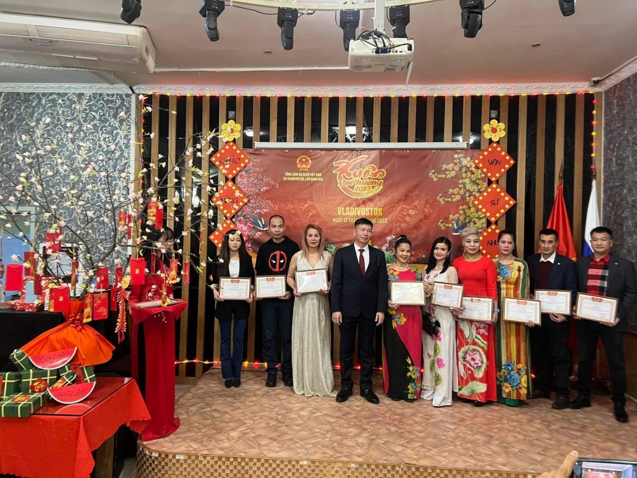 Vietnamese Consul General in Vladivostok Nguyen Dang Hien presents certificates of merit to a number of collectives and individuals.