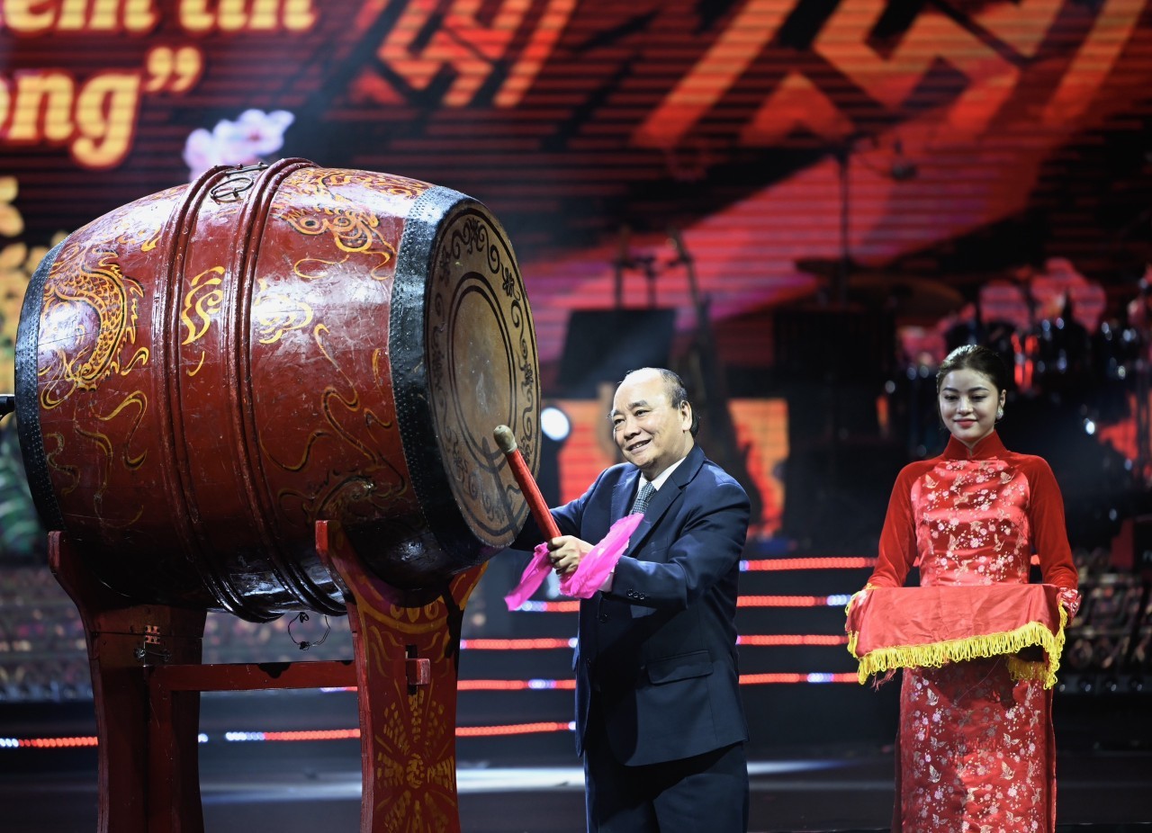 President Nguyen Xuan Phuc beats the drum to kick off the 2023 “Xuan Que Huong” (Homeland Spring).