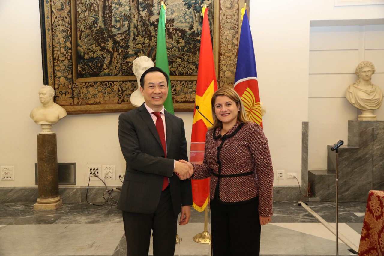 Vietnamese Ambassador to Italy Duong Hai Hung and Italian Undersecretary of State for Foreign Affairs and International Cooperation Maria Tripodi. Source: Vietnam's embassy