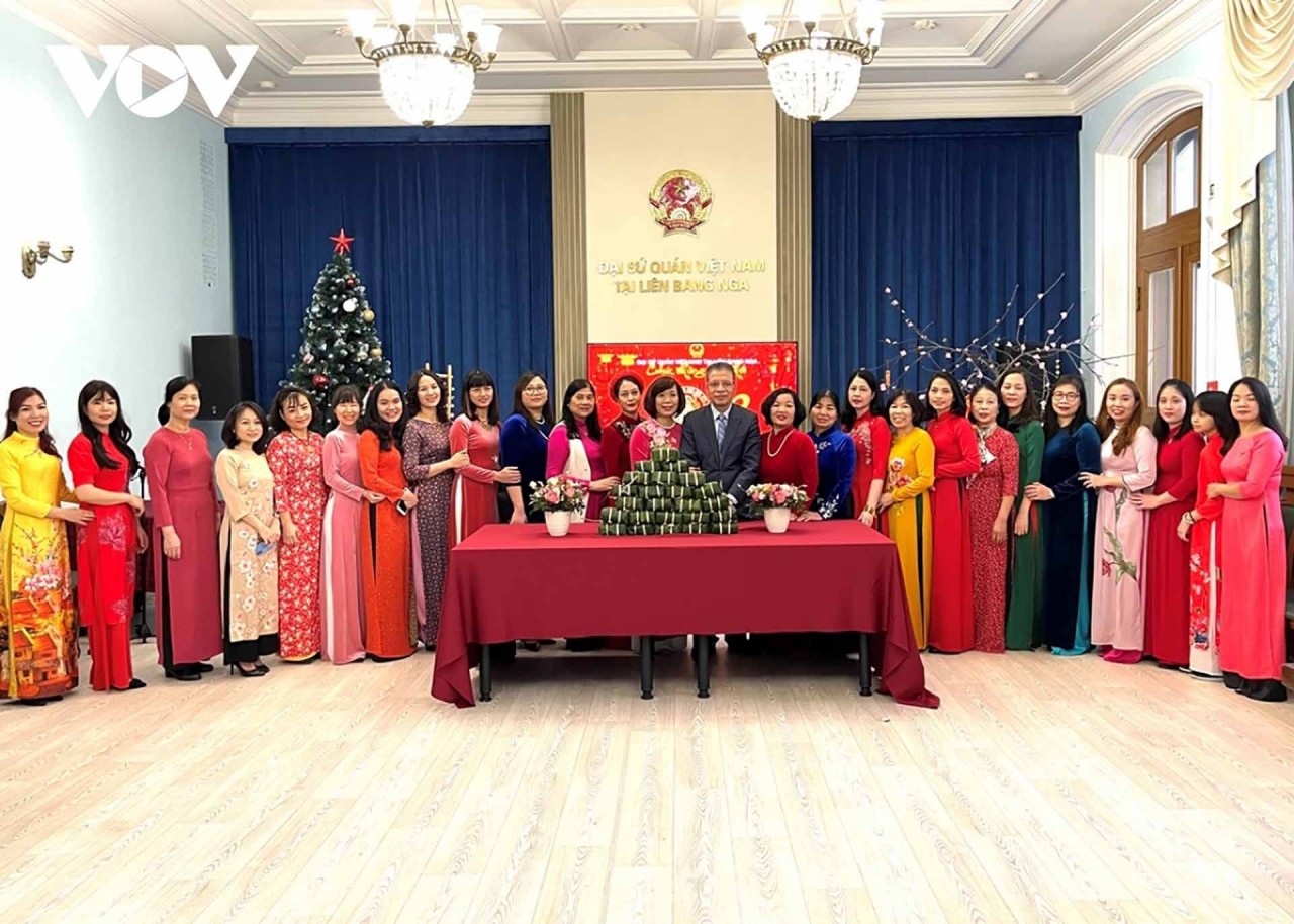  banh chung branded as Pho Da pagoda, which is often ordered in advance by the Buddhists, will be put along with other traditional dishes in the tray on the family altar on New Year's Day.