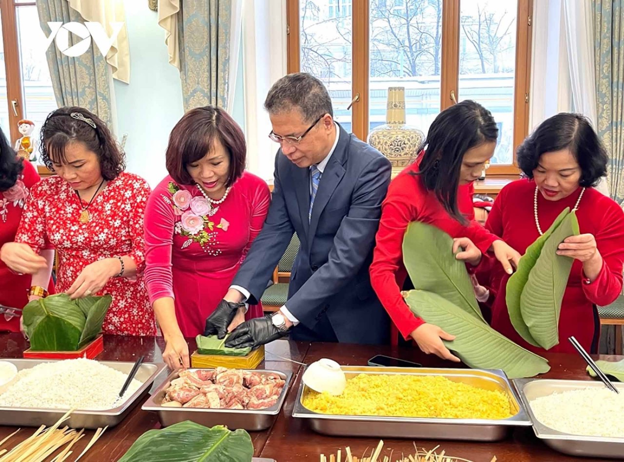 Ambassador Dang Minh Khoi and his wife participated in making Chung cake. Source: VOV