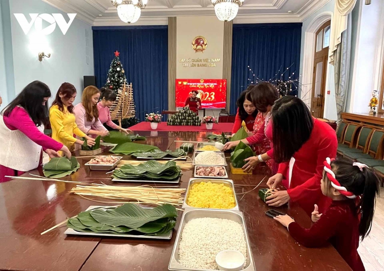 Vietnamese make banh chung. Photo: VOV