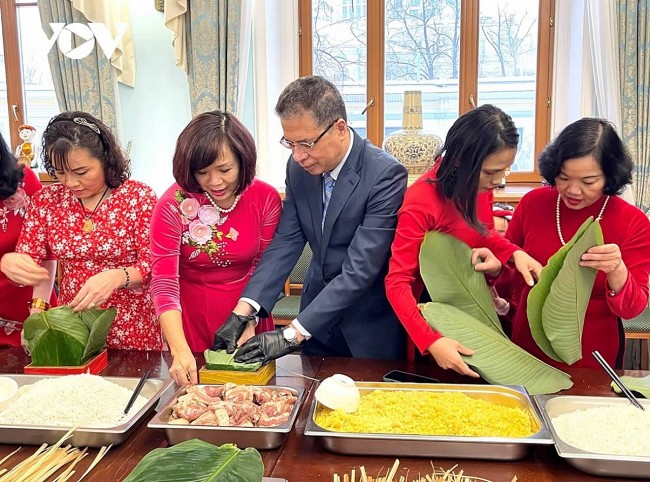 Vietnamese in Russia Make Banh Chung to Welcome Year of Cat