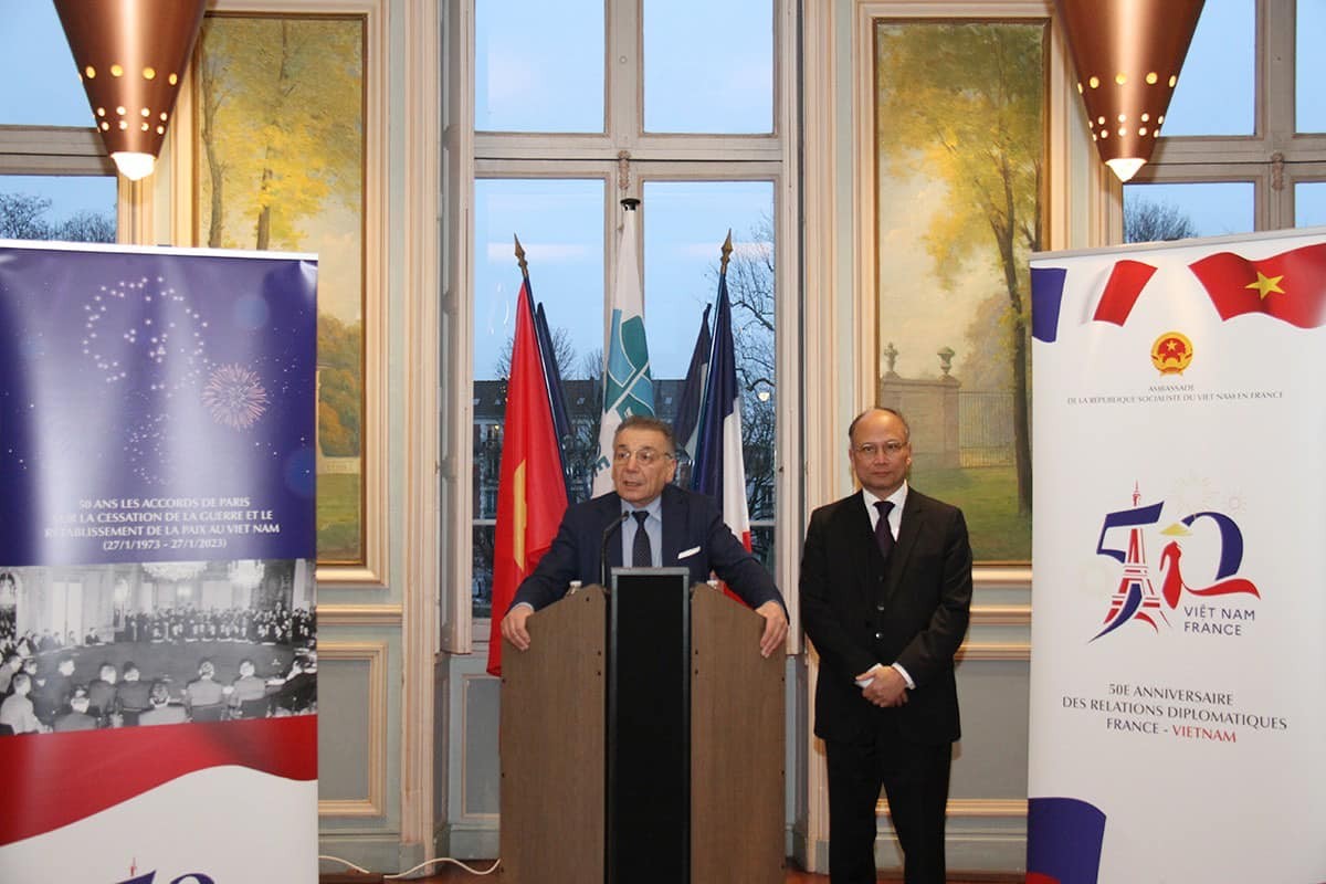 Choisy-le-Roi Mayor Tonino Panetta delivers his speech at the city hall. Photo: Vietnam's embassy in France