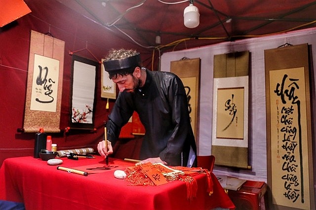Jean Sebastien Grill writes calligraphy at the annual Spring Calligraphy Festival in Hà Nội. — VNA/VNS Photos Tuấn Đức 