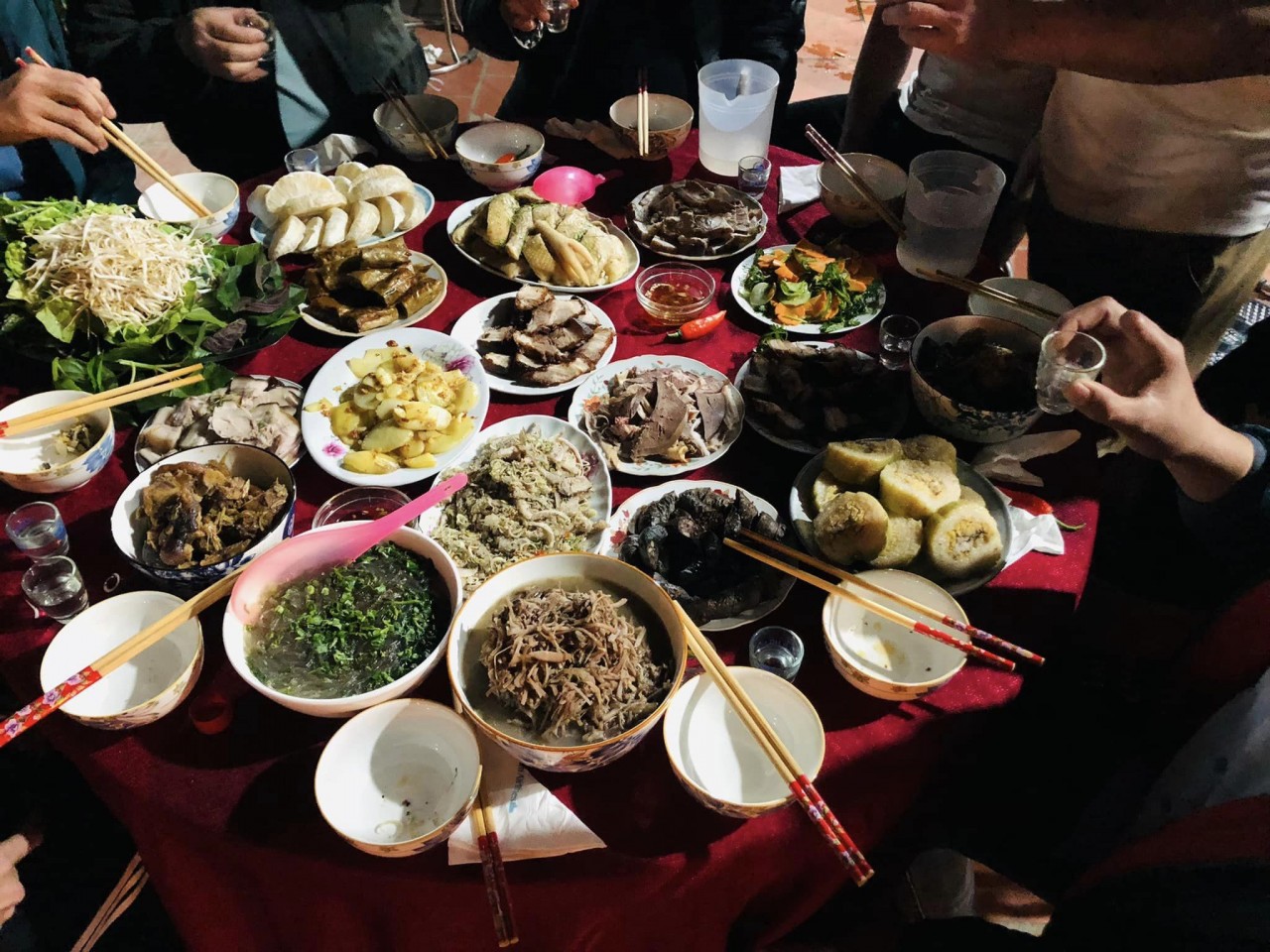 Tet (Lunar New Year) is the time for all family members to get together while enjoying traditional dishes. All these sumptuous feasts and alcohol consumption can make you gain unwanted weight this Lunar New Year.