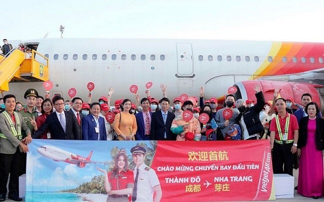 Localities Welcome First Foreign Tourists in Lunar New Year