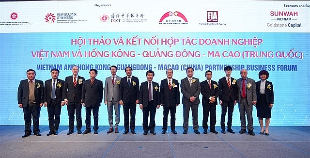 Hong Kong’s Secretary for Commerce and Economic Development Algernon Yau. (fifth, right) and representatives from Việt Nam and Hong Kong attend the Vietnam and Hong Kong - Guangdong - Macao (China) partnership business forum. Photo courtesy of the Hong Kong Commerce and Economic Development Bureau