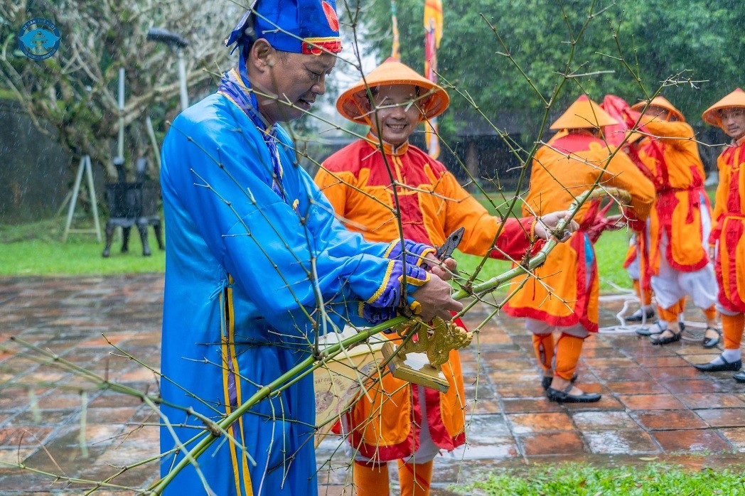 Lowering Neu Pole, Opening Seal to Celebrates New Year