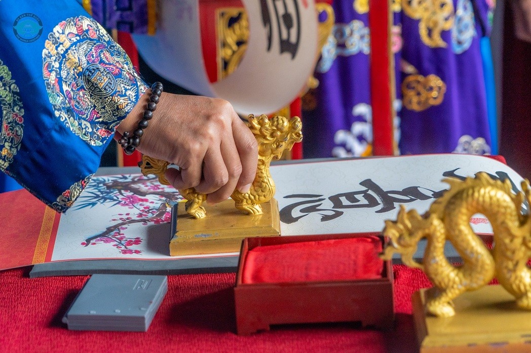 Lowering Neu Pole, Opening Seal to Celebrates New Year Lowering Neu Pole, Opening Seal to Celebrates New Year
