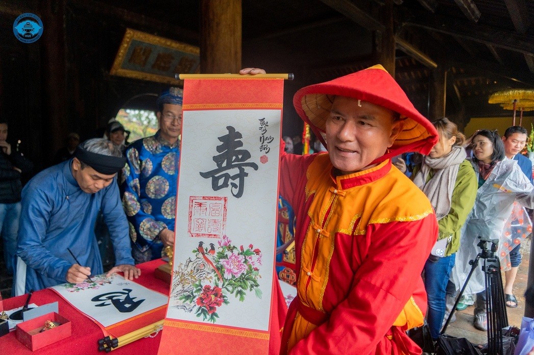 Lowering Neu Pole, Opening Seal to Celebrates New Year