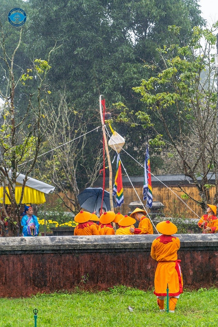 Lowering Neu Pole, Opening Seal to Celebrates New Year