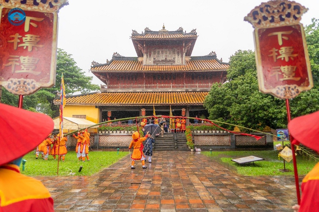 Lowering Neu Pole, Opening Seal to Celebrates New Year