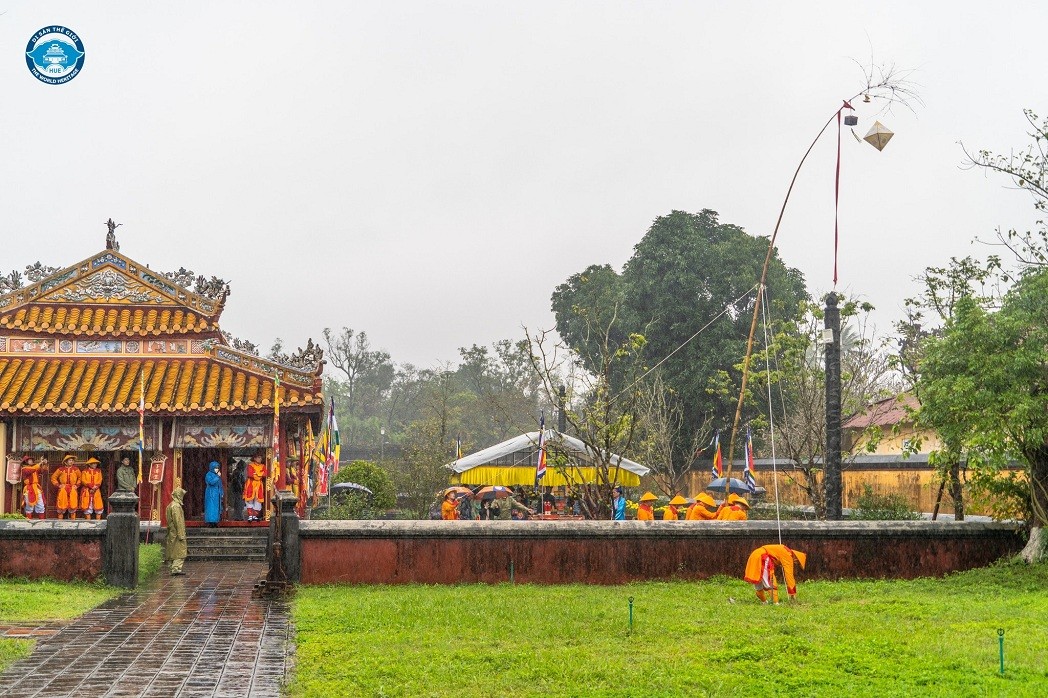 Lowering Neu Pole, Opening Seal to Celebrates New Year