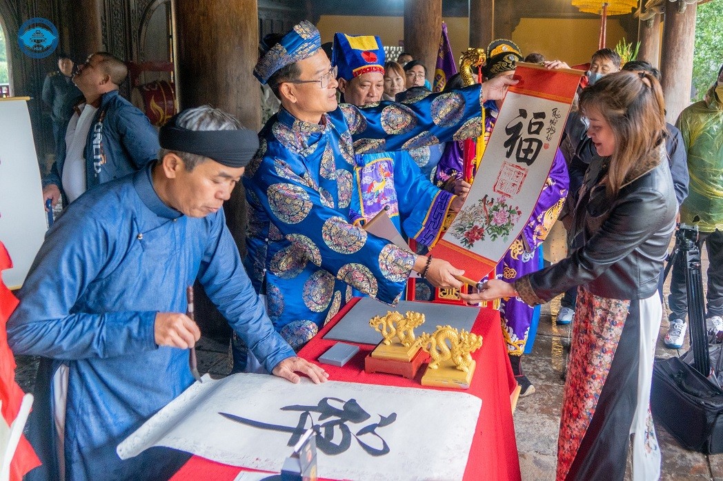 Lowering Neu Pole, Opening Seal to Celebrates New Year